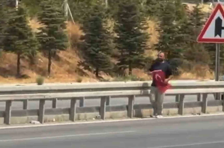Yola düşen Türk bayrağını yerde bırakmadı