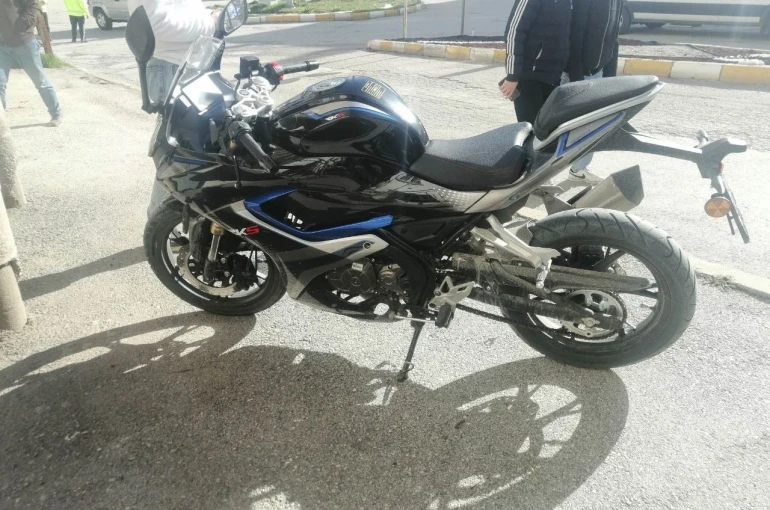 Yola savrulan motosikletin sürücüsü kaskı sayesinde kurtuldu 