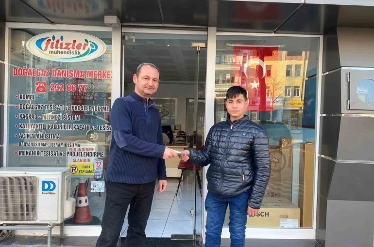 Yola savrulan parasını toplayan esnafı yapılan haberlerde görüp parasını teslim aldı 