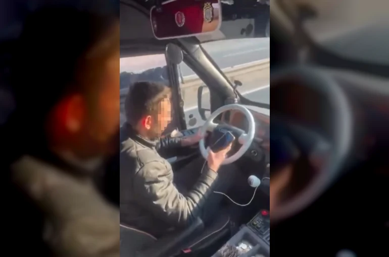 Yolcu dolu dolmuşta bir yandan telefona baktı, diğer yandan aracı kullandı 