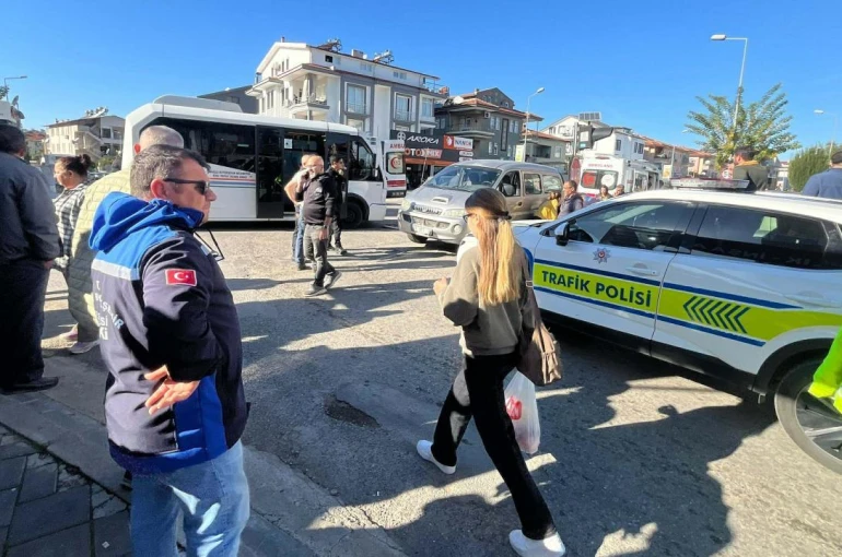 Yolcu midibüsü ile minibüsün çarpışmasıyla 13 kişi yaralandı