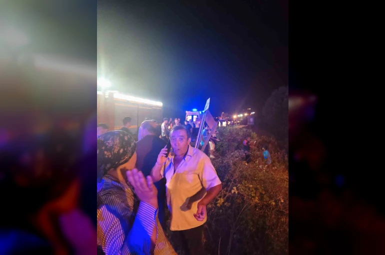 Yolcu minibüsü ile otomobil çarpıştı: 11 yaralı