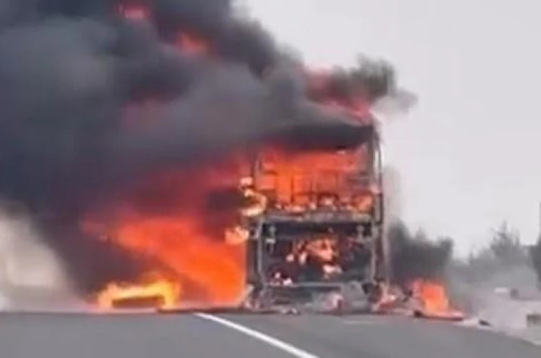 Yolcu otobüsü alev alev yandı: 25 yolcu kurtarıldı