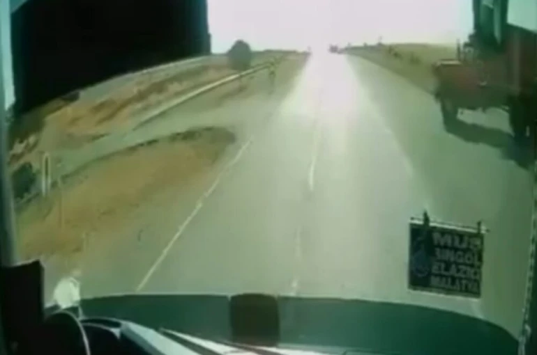 Yolcu otobüsü ile kamyonetin kaza anı kamerada 