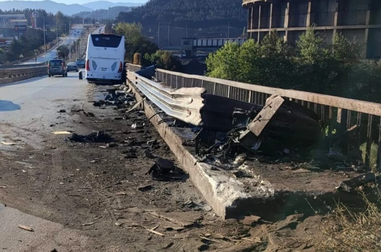 Yolcu otobüsü köprü bariyerlerine çarptı: 1 yaralı