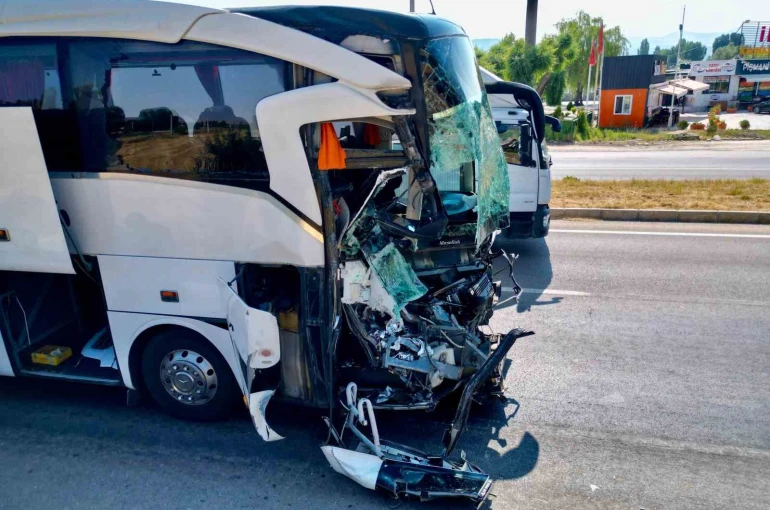 Yolcu otobüsünün çarptığı kamyonet sürücüsü hayatını kaybetti, 15 kişi de yaralandı 