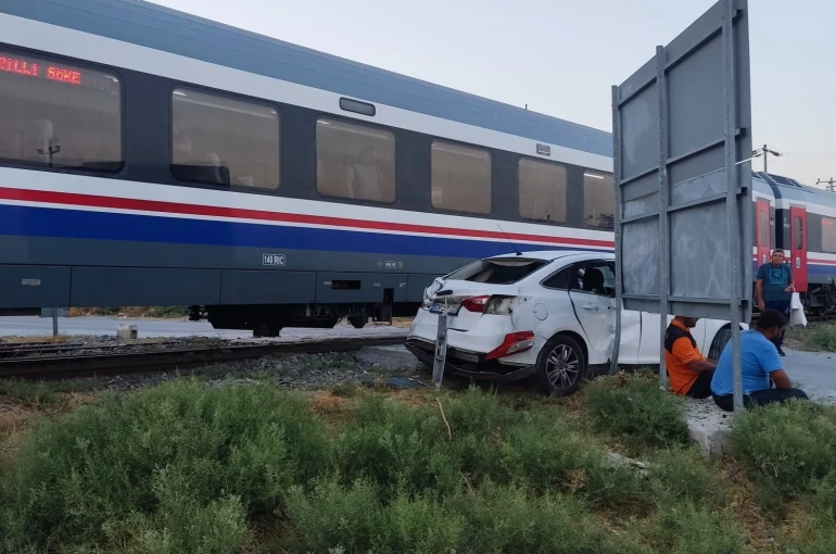 Yolcu treni otomobile çarptı: 1 yaralı 