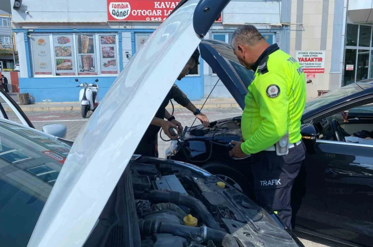 Yolda kalan ailenin yardımına polis ekipleri yetişti