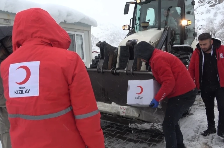 Yolda kalan Kızılay ekibi hasta yatağını kepçeyle ulaştırdı 