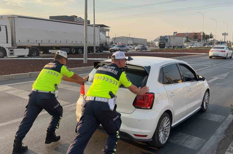 Yolda kalan sürücünün imdadına trafik jandarması yetişti