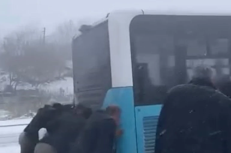 Yolda kalan yolcu otobüsünün yardımına vatandaşlar yetişti 