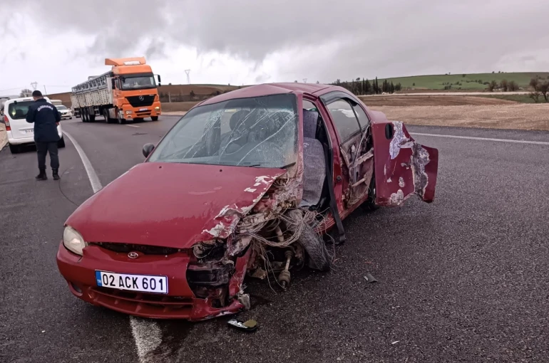 Yolda kayan araç karşı şeride geçerek araçla çarpıştı: 2 yaralı