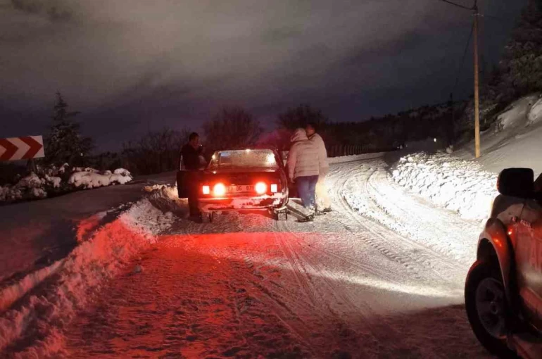 Yolda mahsur kalan vatandaşın yardımına belediye ekipleri yetişti 