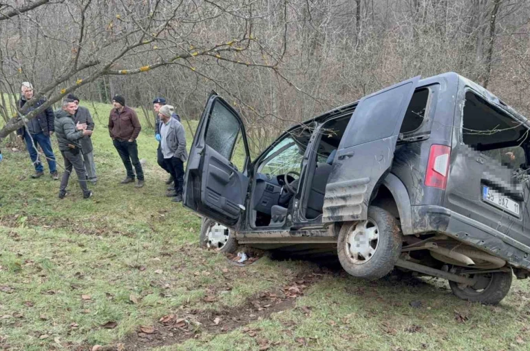 Yoldan çıkan araç 60 metrelik uçuruma yuvarlandı: 1 ölü, 2 yaralı 