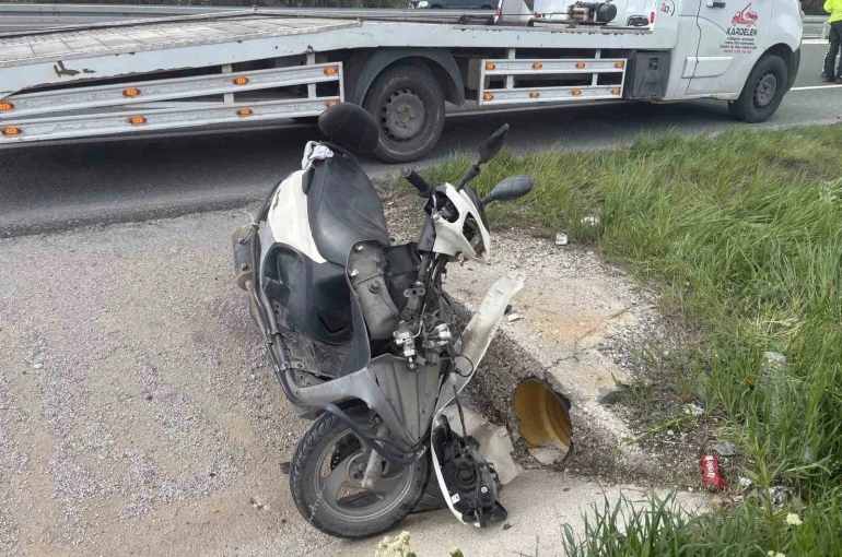Yoldan çıkan motosikletten düşen 1’i çocuk 3 kişi yaralandı 
