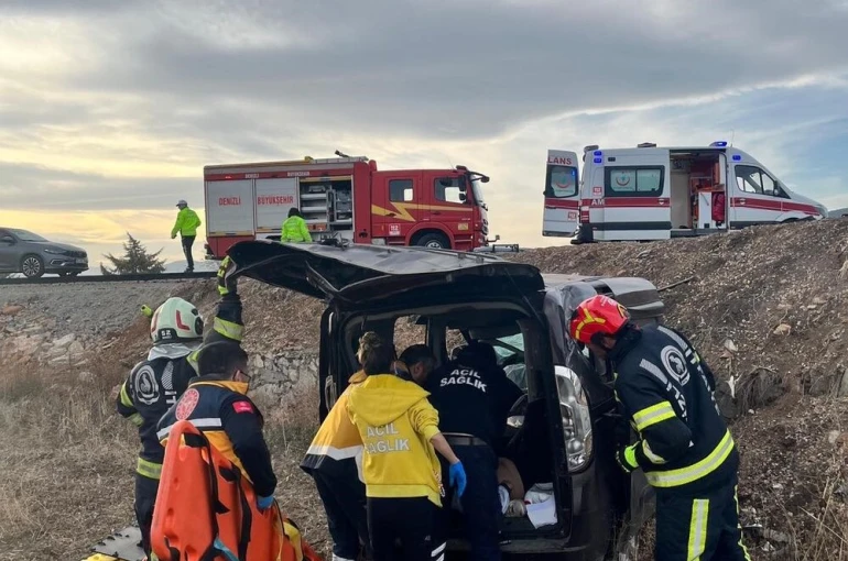Yoldan çıkan otomobil tarlaya uçtu; 2 yaralı 