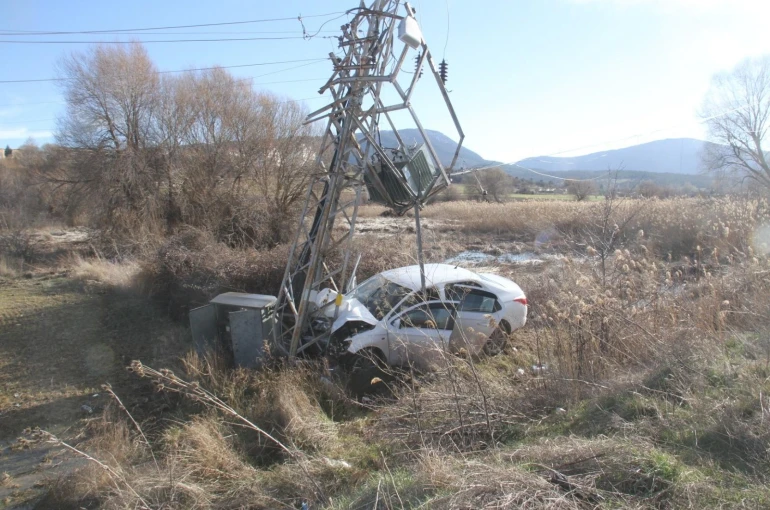 Yoldan çıkan otomobilin direğe çarpmasıyla 3 kişi yaralandı