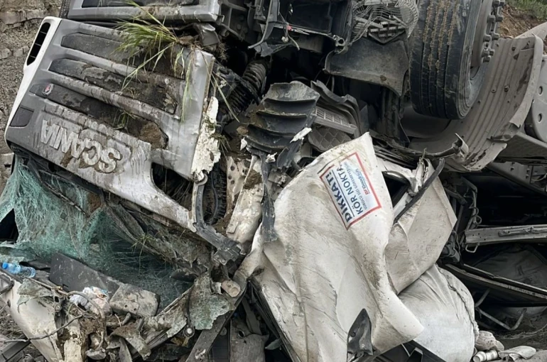 Yoldan çıkan tır hurdaya döndü: 1 yaralı 