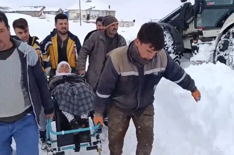 Yolu kapanan köyde mahsur kalan hasta 4 saatlik çalışmayla kurtarıldı 