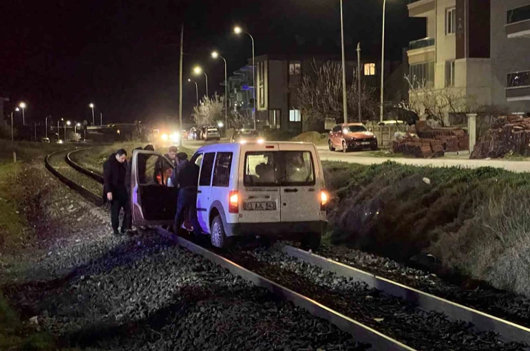 Yolu karıştırıp tren raylarına giren sürücünün tehlikeli anları 