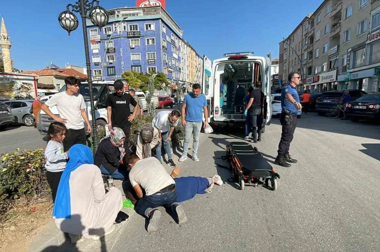 Yolun karşı tarafına geçmeye çalışan kadına motosiklet çarptı: 2 yaralı 