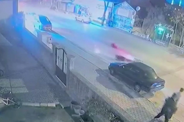 Yolun karşısına geçmek isteyen çocuğa motosiklet çarptı... O anlar kamerada