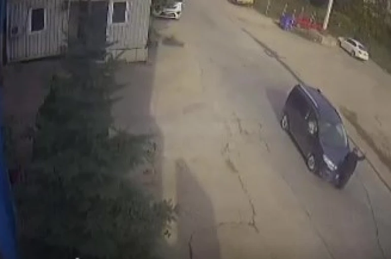 Yolun karşısına geçmek isteyen yaşlı adama aracın çarpma anı kamerada 