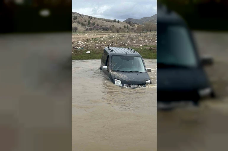 Yolunu kaybetti, aracıyla çayı geçmeye çalışırken suda mahsur kaldı