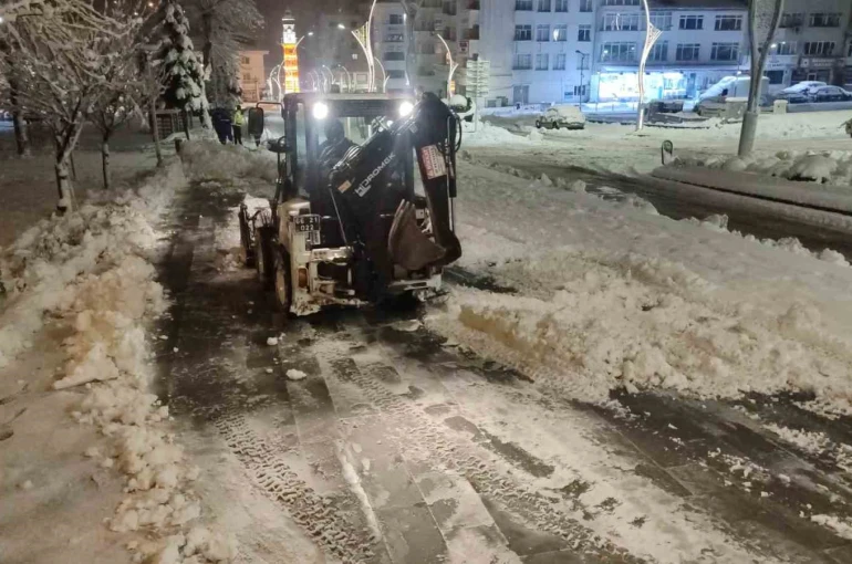 Yozgat beyaza büründü, belediye ekipleri harekete geçti 