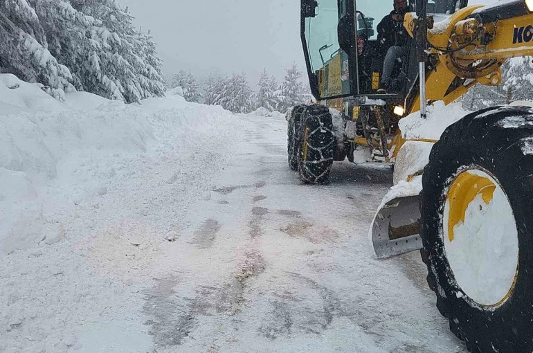 Yozgat Özel İdare ekipleri karla mücadeleyi sürdürüyor 