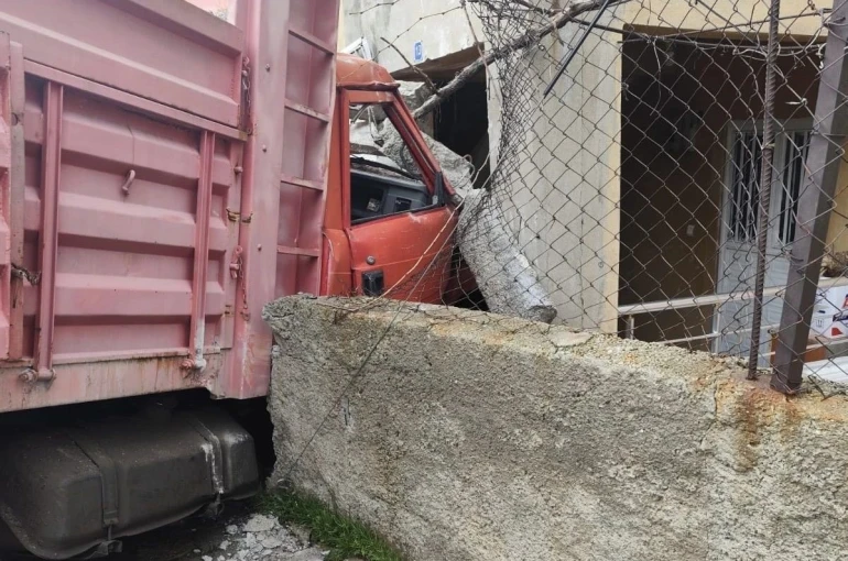 Yük kamyonu duvarı aşıp eve daldı 