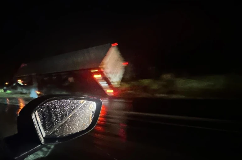 Yüksek gerelim hattı inşaata devrildi 