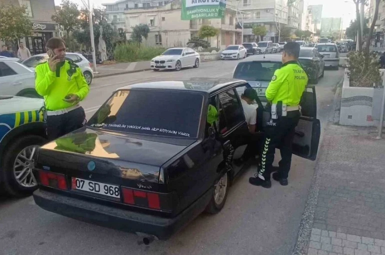 Yüksek sesli müzik yayını aday sürücüyü hem aracından hem de ehliyetten etti 