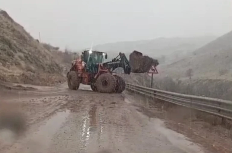 Yüksekova-Van kara yolunda heyelan meydana geldi 