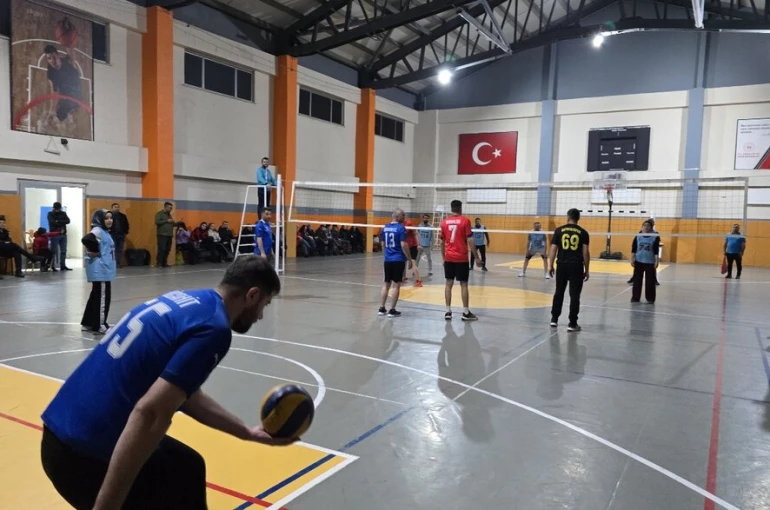 Yüksekova’da 24 kasım öğretmenler günü voleybol turnuvası başladı 