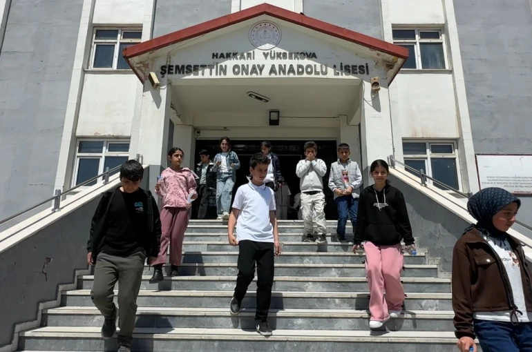 Yüksekova’da 4 bin 69 öğrenci bursluluk sınavında ter döktü 