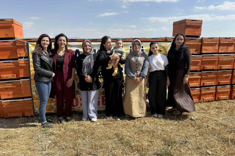 Yüksekova’da arıcılığa kadın eli değiyor: "Bin 275 kovan desteği verildi"