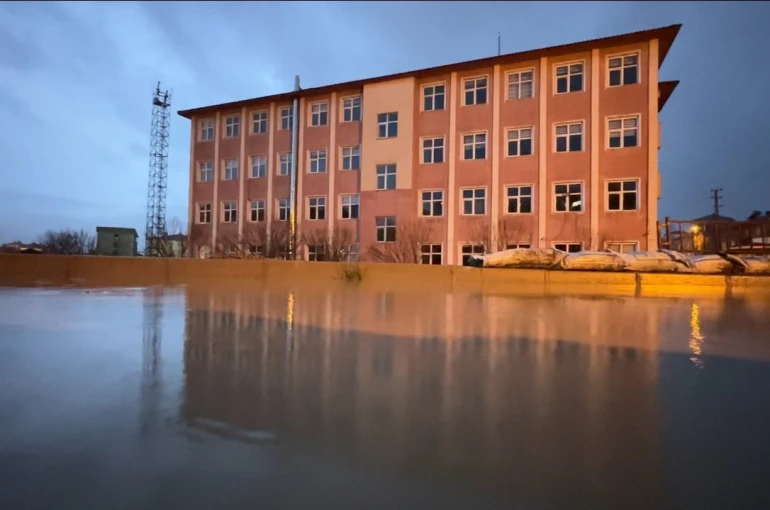 Yüksekova’da bir okul sular içinde kaldı 