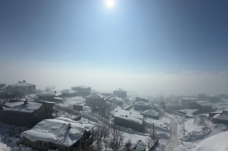 Yüksekova’da buz sarkıtları 3 metreyi aştı