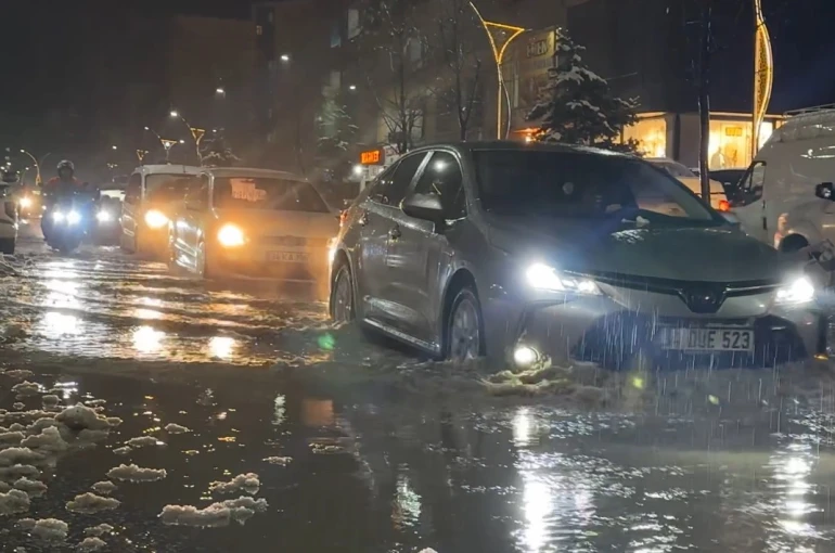 Yüksekova’da caddeler göle döndü, otomobiller adeta suda yüzdü