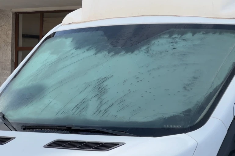 Yüksekova’da dondurucu soğuklar: Araçlar ve çatılar buz tuttu 