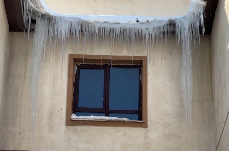 Yüksekova’da dondurucu soğuklar: Buz sarkıtlarının boyu 1 metreyi aştı 