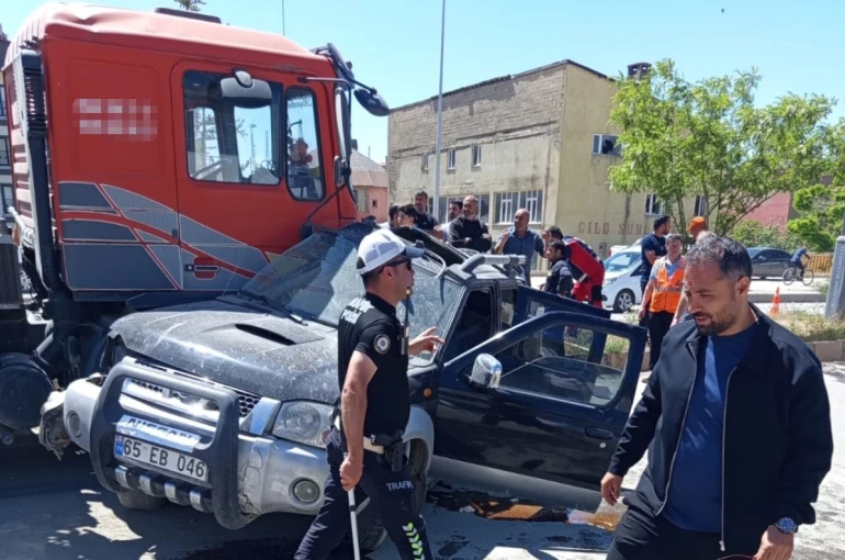 Yüksekova’da hafif ticari araç ile vinç çarpıştı: 1 yaralı