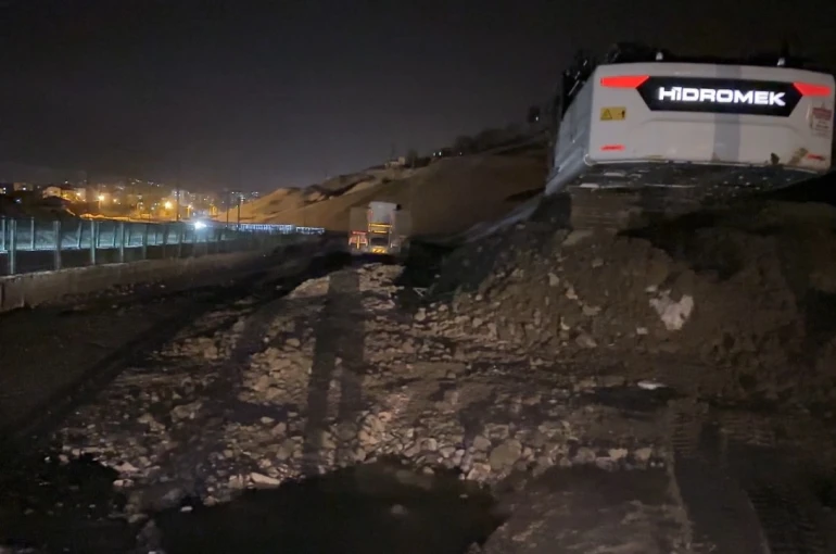 Yüksekova’da heyelan: Pizok yolu trafiğe kapatıldı 