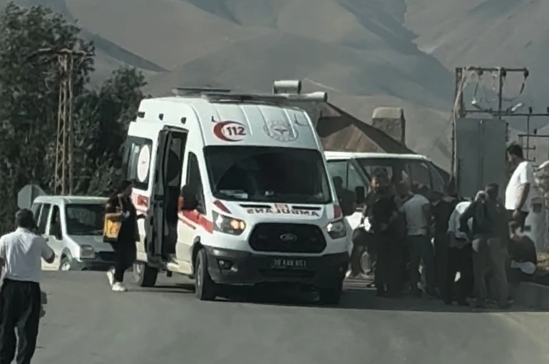 Yüksekova’da iki araç çarpıştı: 4 yaralı