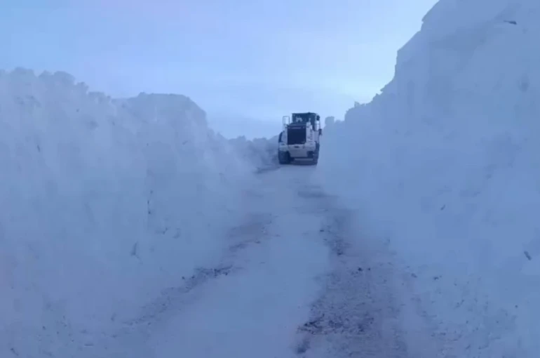 Yüksekova’da karla mücadele: İş makineleri boyunu aşan kar tünelleri oluştu 