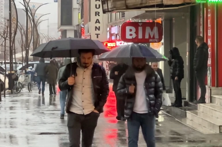 Yüksekova’da sağanak yağış etkili oldu 