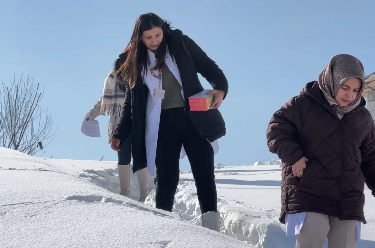 Yüksekova’da sağlık ordusu zorlu coğrafyaya meydan okuyor: 1,5 metrelik karı aşarak vatandaşlara şifa dağıttılar