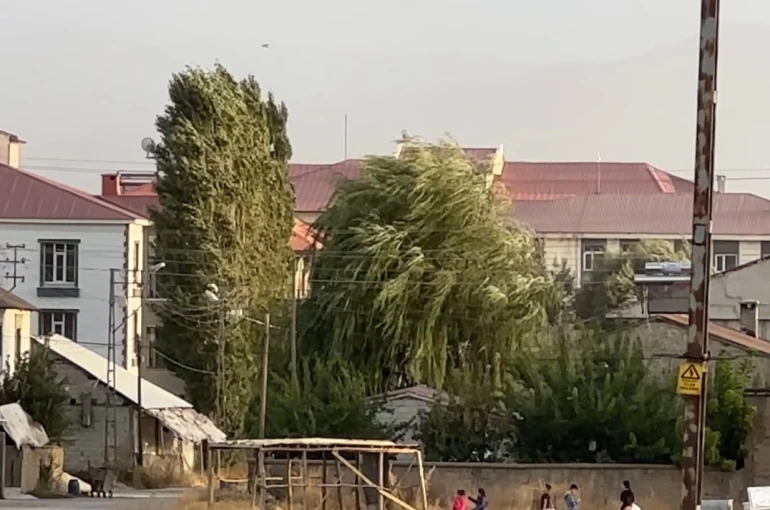 Yüksekova’da şiddetli rüzgar hayatı olumsuz etkiledi 