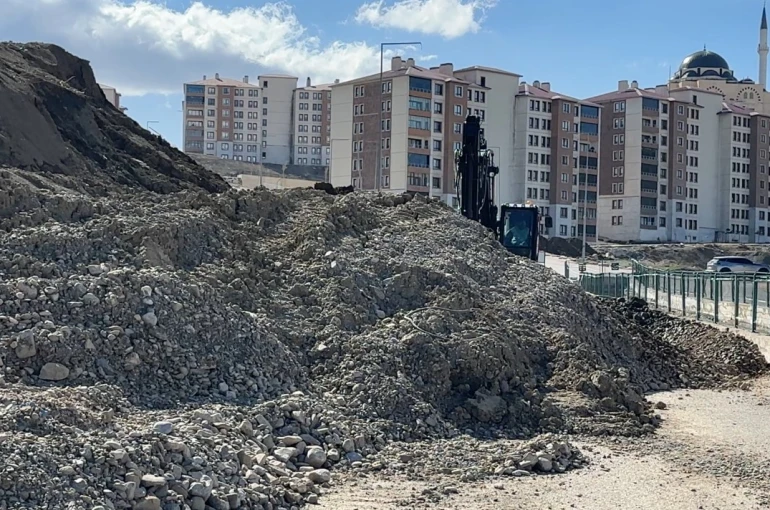 Yüksekova’da toprak kayması: Pizok yolu 18 gündür kapalı 